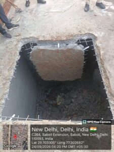 सबोली एक्सटेंशन में MCD की ध्वस्तीकरण कार्रवाई के बाद क्षतिग्रस्त कंक्रीट स्लैब