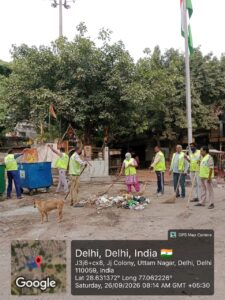 MCD ने 501 सफाई कर्मचारियों को नियमित किया; महापौर प्रवेश वाही ने दी बधाई दिल्ली में सार्वजनिक स्थान की सफाई करते सफाई कर्मचारी