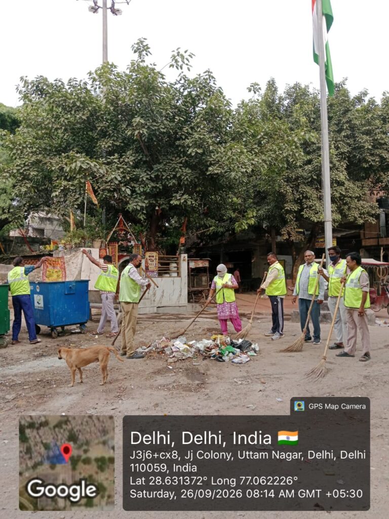 MCD ने 501 सफाई कर्मचारियों को नियमित किया; महापौर प्रवेश वाही ने दी बधाई दिल्ली में सार्वजनिक स्थान की सफाई करते सफाई कर्मचारी