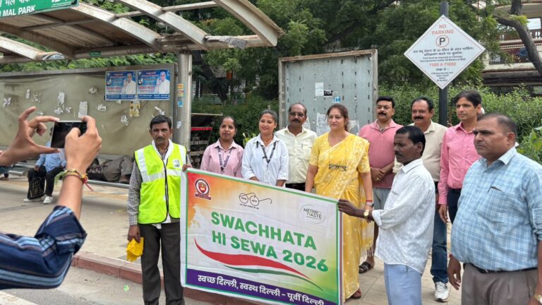 सूरजमल विहार बस स्टैंड पर MCD सफाई अभियान के प्रतिभागी