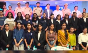 द्वारका पुलिस ने 250 से अधिक छात्राओं को महिला सुरक्षा और साइबर खतरों के प्रति जागरूक किया जागरूकता कार्यक्रम में द्वारका पुलिस अधिकारी और छात्राएं