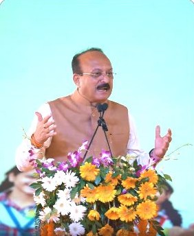 एक्स पोस्ट के वीडियो से लिया गया मंच पर बोलते आशीष सूद का दृश्य