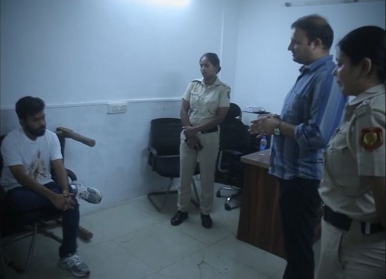 दिल्ली पुलिस का दावा: दीपके ने माता-पिता से बात करने से मना किया; उन्होंने फोन और वकील तक पहुँच न देने का आरोप लगाया दिल्ली पुलिस के जारी वीडियो में पुलिसकर्मियों के साथ बैठे अभिजीत दीपके