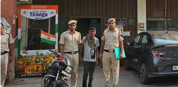 मंडावली में मोबाइल चोरी का आरोपी गिरफ्तार, फोन और चोरी की मोटरसाइकिल बरामद मंडावली पुलिसकर्मियों के साथ गिरफ्तार आरोपी और बरामद मोटरसाइकिल