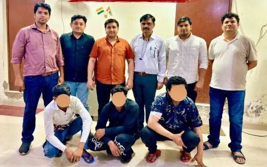 टैक्सी की आड़ में ड्रग सप्लाई का आरोप, उत्तरी दिल्ली में तीन गिरफ्तार उत्तरी दिल्ली पुलिस की तस्वीर में पुलिसकर्मियों के साथ तीन आरोपी, जिनके चेहरे ढके हुए हैं