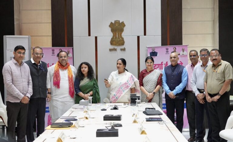 दुर्गा ई-ऑटो योजना के पोर्टल का शुभारंभ करतीं दिल्ली की मुख्यमंत्री रेखा गुप्ता