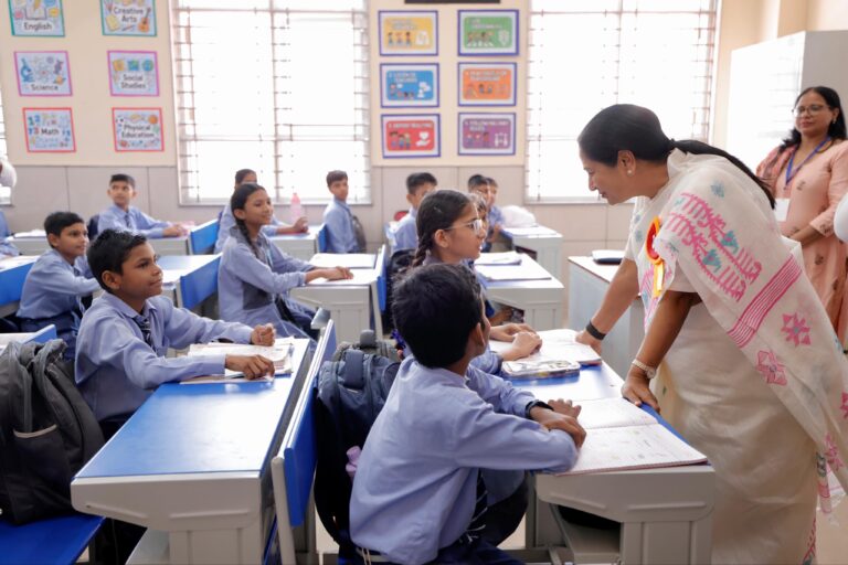 शिक्षा कार्यक्रम में विद्यार्थियों से संवाद करतीं दिल्ली की मुख्यमंत्री रेखा गुप्ता