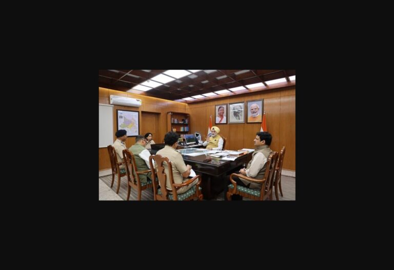 छात्राओं की सुरक्षा समीक्षा में पुलिस अधिकारियों के साथ दिल्ली के उपराज्यपाल