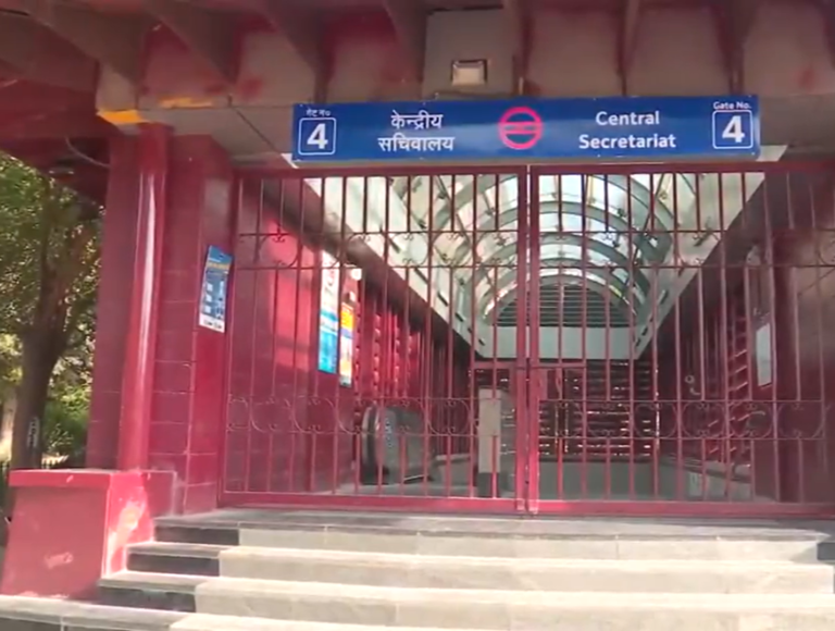 दिल्ली के केंद्रीय सचिवालय मेट्रो स्टेशन के गेट 4 के बंद दरवाजे