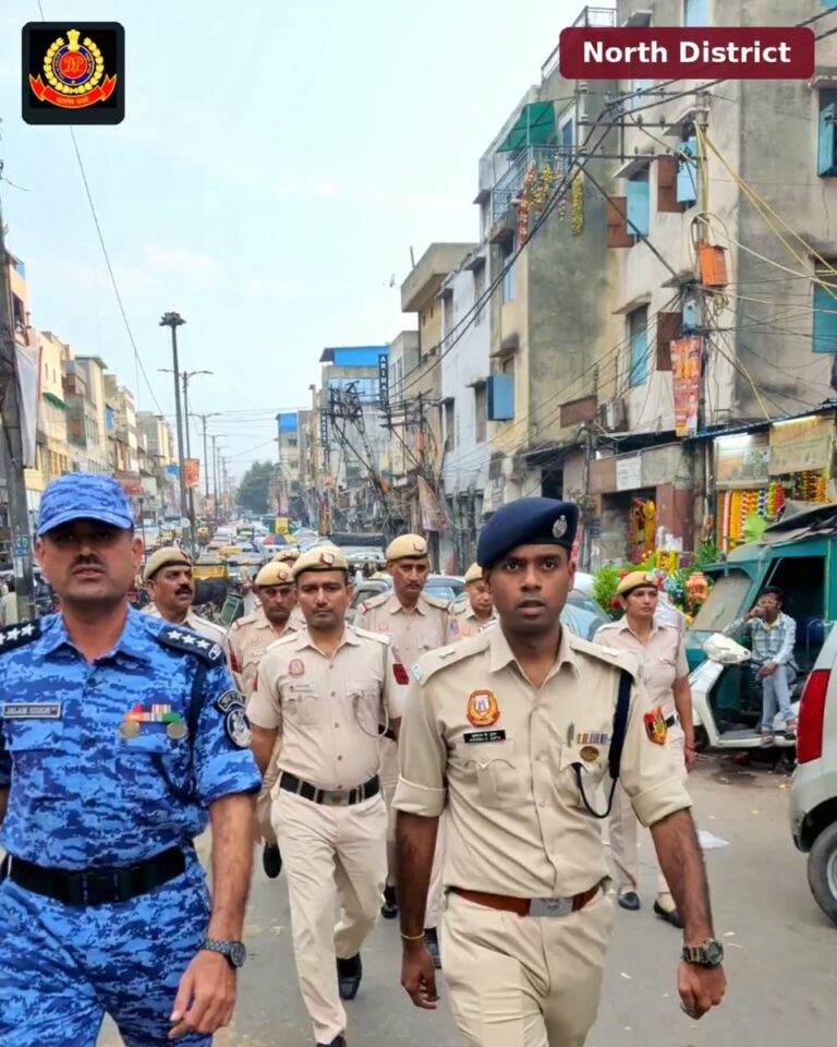 उत्तर दिल्ली में अतिरिक्त डीसीपी पुखराज कमल गुप्ता के नेतृत्व में गश्त, लोगों से संवाद पर जोर उत्तर दिल्ली में गश्त करते पुलिसकर्मी, पुलिस के वीडियो का दृश्य