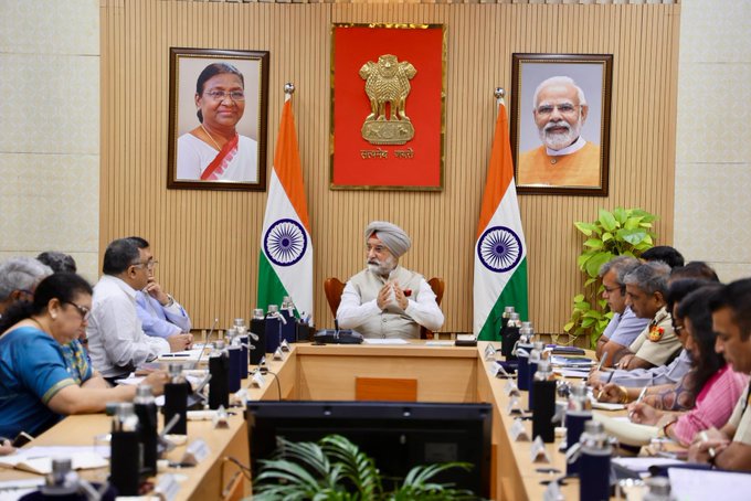 विश्वविद्यालय छात्र सुरक्षा की बैठक में अधिकारियों के साथ दिल्ली उपराज्यपाल