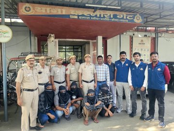 दिल्ली में लूट मामले की पुलिस टीम और चेहरे ढके गिरफ्तार आरोपी