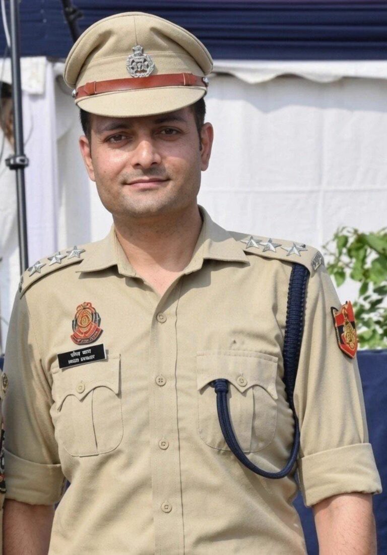 वर्दी में ACP विवेक भगत