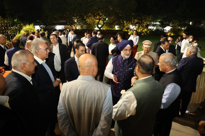 लोक निवास में दिल्ली के उपराज्यपाल और उद्योग प्रतिनिधियों का संवाद