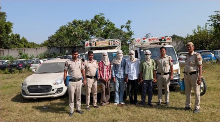 मैदान गढ़ी में वाहन और भैंस चोरी गिरोह का खुलासा, किशोर समेत पांच पकड़े गए मैदान गढ़ी मामले में दिल्ली पुलिस अधिकारी, चेहरा ढके पकड़े गए लोग और वाहन