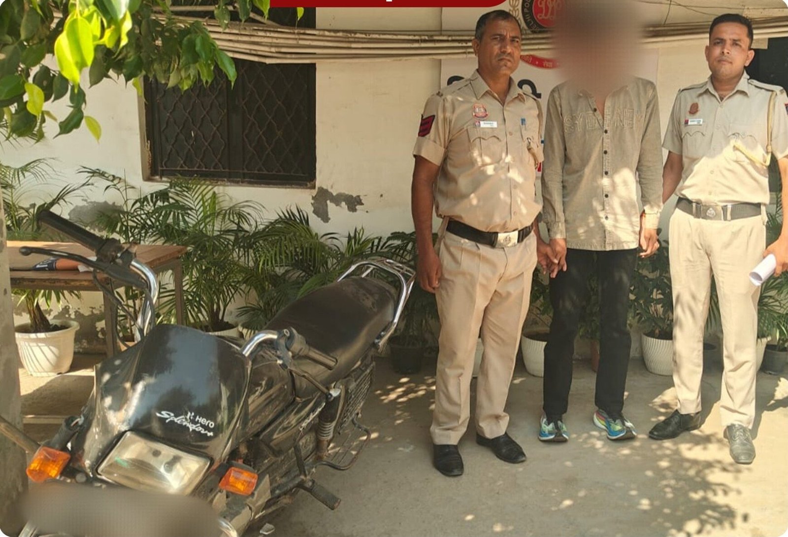 निहाल विहार में आरोपी गिरफ्तार, चोरी की मोटरसाइकिल बरामद निहाल विहार पुलिसकर्मी, आरोपी और बरामद मोटरसाइकिल; मूल तस्वीर के चेहरे और नंबर प्लेट का धुंधलापन सुरक्षित।