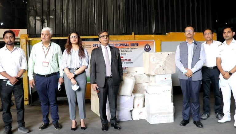 दिल्ली कस्टम्स ने ₹515 करोड़ के 165 किलो जब्त नशीले पदार्थ नष्ट किए नशीले पदार्थों के निस्तारण अभियान में जब्त पैकेटों के साथ दिल्ली कस्टम्स के अधिकारी