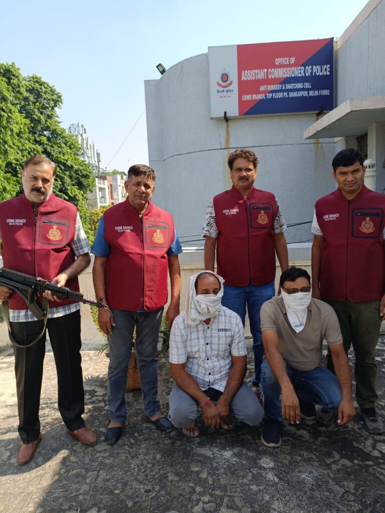 ARSC कार्यालय के बाहर क्राइम ब्रांच की टीम और मामले में गिरफ्तार दो आरोपी