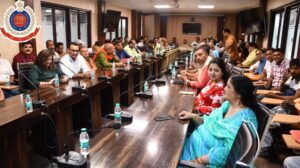 द्वारका में रामलीला और दुर्गा पूजा आयोजकों के साथ सुरक्षा व भीड़ प्रबंधन पर बैठक द्वारका पुलिस की समन्वय बैठक में बैठे त्योहार आयोजक