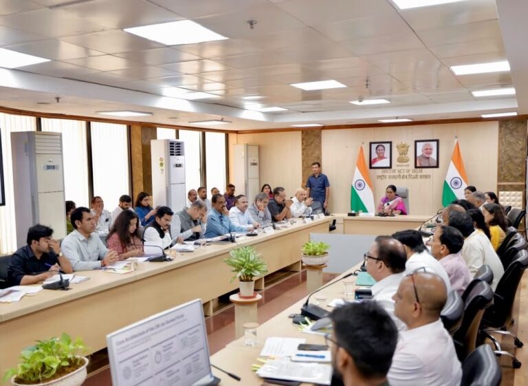 दिल्ली में अवैध पोस्टर और होर्डिंग पर FIR की चेतावनी; दिवाली से पहले कचरा-मलबा हटाने के निर्देश