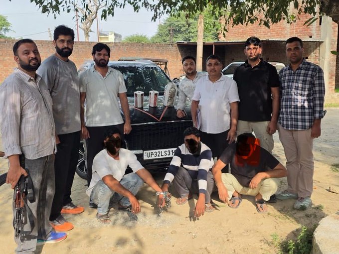 रोहिणी पुलिस की कार्रवाई में 8.128 किलो हेरोइन बरामद, अंतरराज्यीय नेटवर्क से जुड़े सात आरोपी गिरफ्तार नशा नेटवर्क के खिलाफ कार्रवाई में हिरासत में लिए गए लोगों और बरामद सामान के साथ रोहिणी पुलिस की टीम