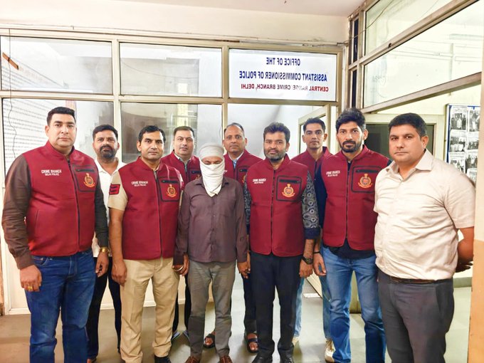 रोहिणी से गिरफ्तार लूट आरोपी के साथ दिल्ली पुलिस क्राइम ब्रांच के पुलिसकर्मी
