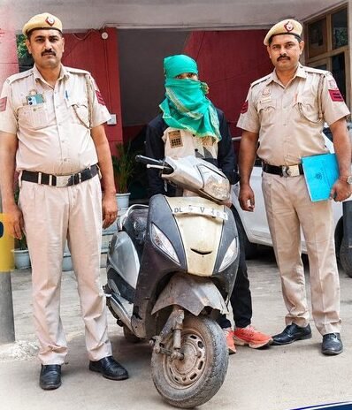 जाफराबाद में बरामद स्कूटी और चेहरा ढके आरोपी के साथ पुलिसकर्मी