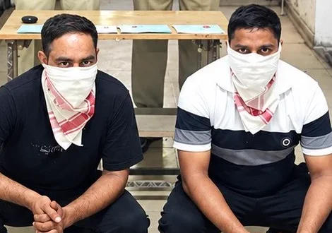 उत्तर-पूर्वी दिल्ली पुलिस की तस्वीर में दो नकाबपोश आरोपी