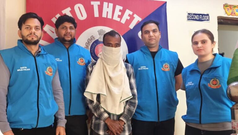 सऊदी रियाल बदलने के नाम पर ₹2 लाख की ठगी: दिल्ली में एक आरोपी पकड़ा गया सऊदी रियाल बदलने के नाम पर कथित ठगी में पकड़े गए नकाबपोश व्यक्ति के साथ एएटीएस पूर्वी जिला कर्मी