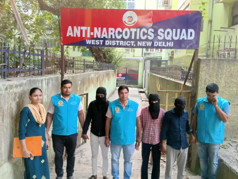 तीन नकाबपोश व्यक्तियों के साथ पश्चिमी जिले की एंटी-नारकोटिक्स स्क्वाड की टीम