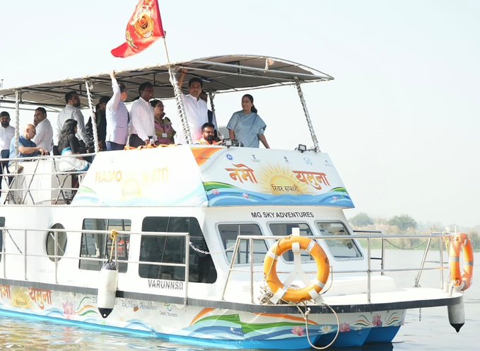 नमो यमुना क्रूज: ₹500 में 40 मिनट की सैर, छठ से पहले सेवा शुरू करने की योजना नमो यमुना क्रूज सफारी के ट्रायल की शुरुआत के दौरान नाव पर रेखा गुप्ता और अधिकारी