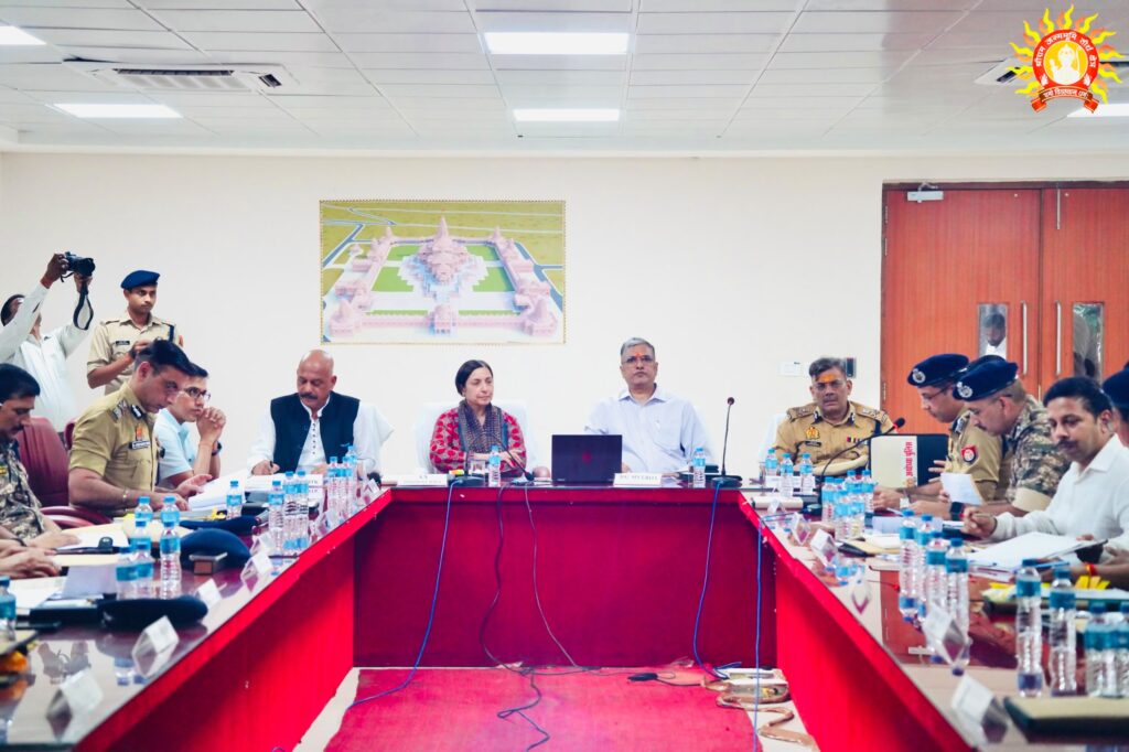 अयोध्या के श्रीराम जन्मभूमि परिसर में 28 अक्टूबर की सुरक्षा समीक्षा बैठक में लाल यू आकार की मेज के आसपास बैठे अधिकारी