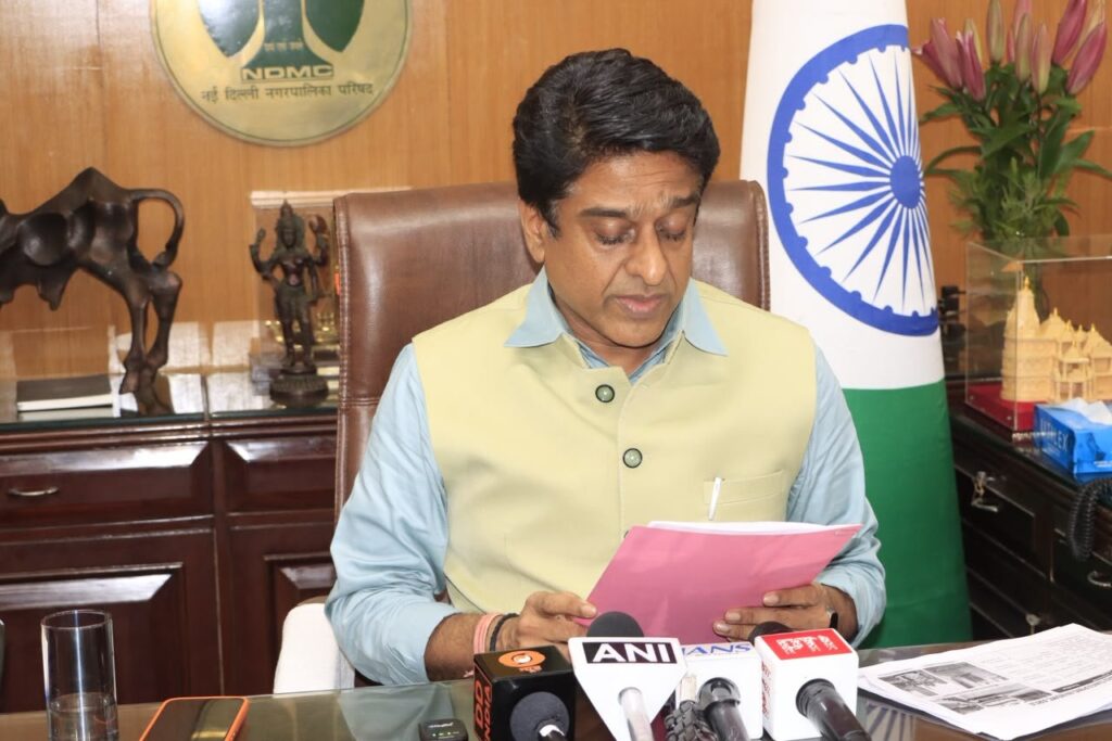 NDMC उपाध्यक्ष कुलजीत चहल वायु प्रदूषण और सड़क की धूल पर पत्रकारों से बात करते हुए