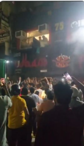 मौजपुर के रेस्तरां की रसोई में लगी आग कर्मचारियों ने बुझाई, कोई घायल नहीं: पुलिस उधम रेस्तरां के बाहर भीड़ और ऊपरी मंजिल की खुली जगह पर दिख रहे लोग, घटना के वीडियो का दृश्य