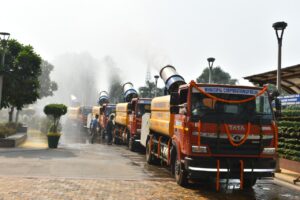 धूल नियंत्रण और सफाई के लिए MCD के बेड़े में 12 नए वाहन; प्रत्येक में 7,000 लीटर का टैंक दिल्ली के सिविक सेंटर में पानी का छिड़काव करते MCD के नए एंटी-स्मॉग वाहन।