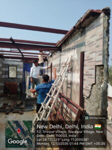 दिल्ली में MCD की 24 ध्वस्तीकरण कार्रवाइयाँ, पाँच संपत्तियाँ सील MCD की तस्वीर में दिल्ली के एक स्थल पर दीवार का हिस्सा हटाते कर्मचारी
