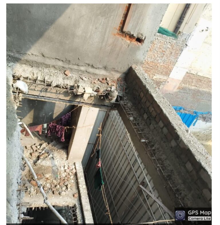 दिल्ली में MCD की ध्वस्तीकरण कार्रवाई के बाद भवन का हिस्सा।