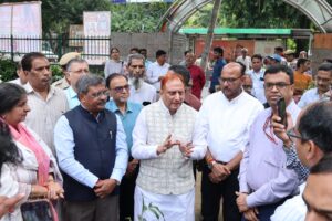 मालवीय नगर में सफाई अभियान: सड़कों और फुटपाथों के अतिक्रमण पर कार्रवाई की चेतावनी मालवीय नगर के सफाई अभियान में हिस्सा लेते दिल्ली के महापौर प्रवेश वाही