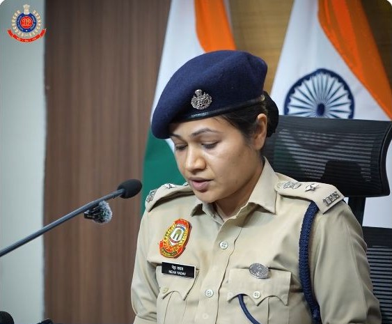 दिल्ली पुलिस का दावा: दीपके ने माता-पिता से बात करने से मना किया; उन्होंने फोन और वकील तक पहुँच न देने का आरोप लगाया अभिजीत दीपके के मामले पर बयान देतीं डीसीपी नेहा यादव