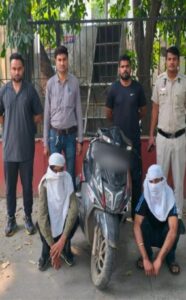 दिल्ली में मोबाइल झपटमारी के दो आरोपी गिरफ्तार, एक पीएम नरेंद्र मोदी की भतीजी से पर्स छीनने में भी शामिल: पुलिस बाहरी दिल्ली में दो चेहरे ढके आरोपियों, स्कूटी और पुलिसकर्मियों की तस्वीर।