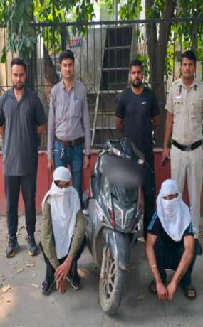 दिल्ली में मोबाइल झपटमारी के दो आरोपी गिरफ्तार, एक पीएम नरेंद्र मोदी की भतीजी से पर्स छीनने में भी शामिल: पुलिस बाहरी दिल्ली में दो चेहरे ढके आरोपियों, स्कूटी और पुलिसकर्मियों की तस्वीर।