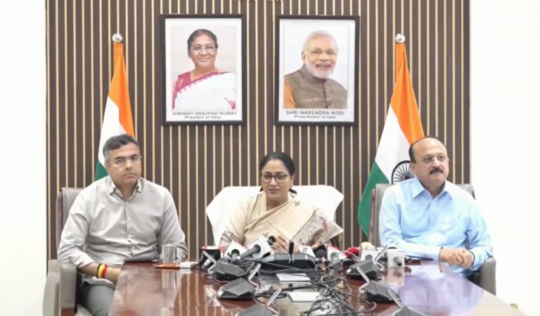 14 अक्टूबर की प्रेस कॉन्फ्रेंस को संबोधित करतीं दिल्ली की मुख्यमंत्री रेखा गुप्ता, दोनों ओर बैठे प्रतिभागियों के साथ
