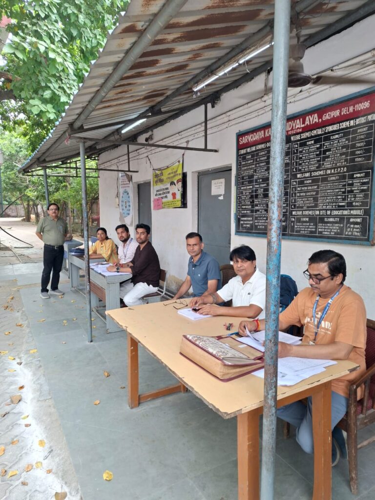 दिल्ली के SIR विशेष कैंप में डेस्क पर बैठे कर्मचारी; फाइल तस्वीर