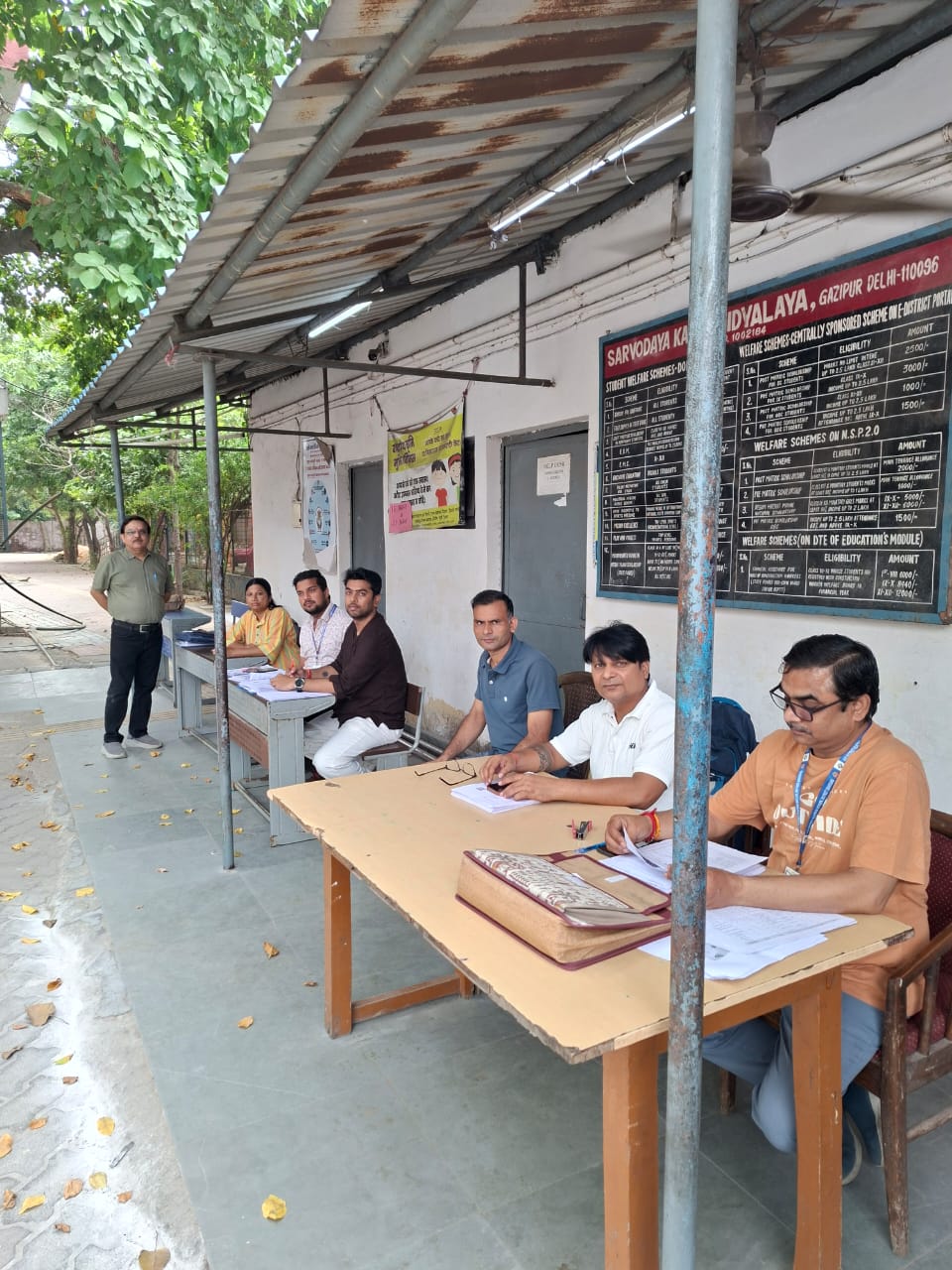 दिल्ली के SIR विशेष कैंप में कर्मचारी; फाइल तस्वीर