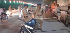 सोनिया विहार में हेलमेट पहने दो बाइक सवारों ने मनीष यादव को गोली मारी: पुलिस सोनिया विहार में पुलिस घेराबंदी और मोटरसाइकिल, संपादक के दिए घटना के वीडियो screenshot से crop किया गया दृश्य