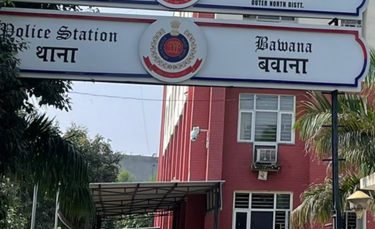 पूठ खुर्द फायरिंग केस: आंध्र प्रदेश से दो गिरफ्तार, वारदात में इस्तेमाल बाइक बरामद बवाना थाने के भवन और नामपट्ट का फाइल चित्र