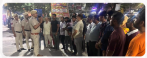 दक्षिण-पूर्व दिल्ली पुलिस की ‘आइज एंड ईयर्स’ बैठकें, संदिग्ध गतिविधियों की सूचना देने पर जोर आइज एंड ईयर्स बैठक में स्थानीय निवासियों से बातचीत करते दक्षिण-पूर्व दिल्ली पुलिस के अधिकारी