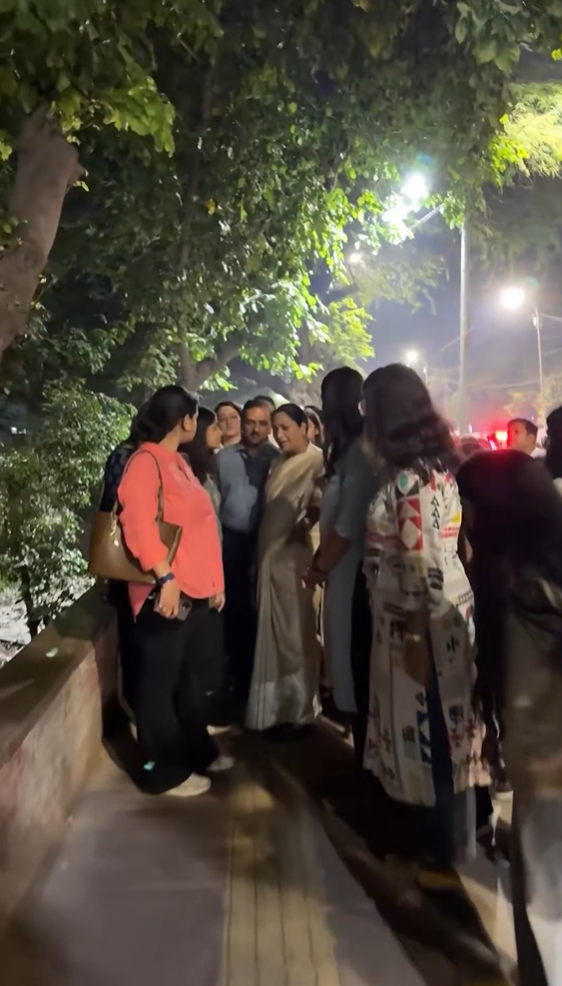 दिल्ली विश्वविद्यालय की आर्ट्स फैकल्टी के पास छात्राओं से बात करतीं मुख्यमंत्री रेखा गुप्ता