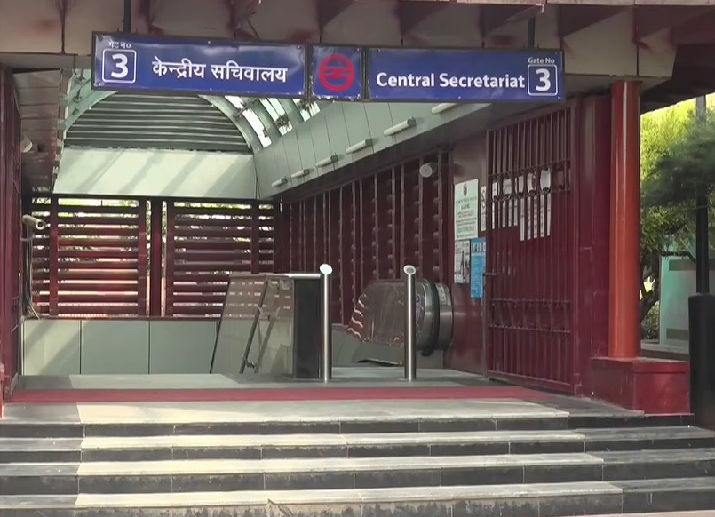 दिल्ली मेट्रो के छह स्टेशनों पर 12 अक्टूबर को शाम 4 बजे तक प्रवेश-निकास बंद; इंटरचेंज चालू दिल्ली मेट्रो के सेंट्रल सेक्रेटेरिएट स्टेशन का गेट 3