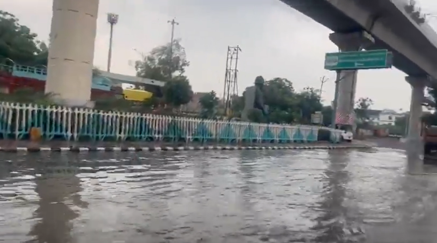 इंदिरापुरम में सड़क पर जलभराव